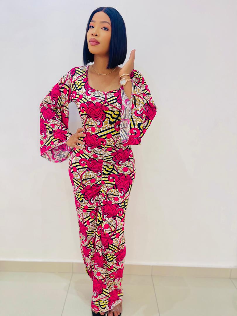 Robe Longue Chic en Wax Africain – Élégance et Couleurs Vibrantes